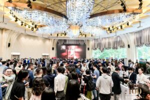 Crowded scene of IAN D'AGATA 100 Selected Italian Wines 2025 event（2025 年伊恩・达加塔精选 100 款意大利葡萄酒活动的热闹现场 ）